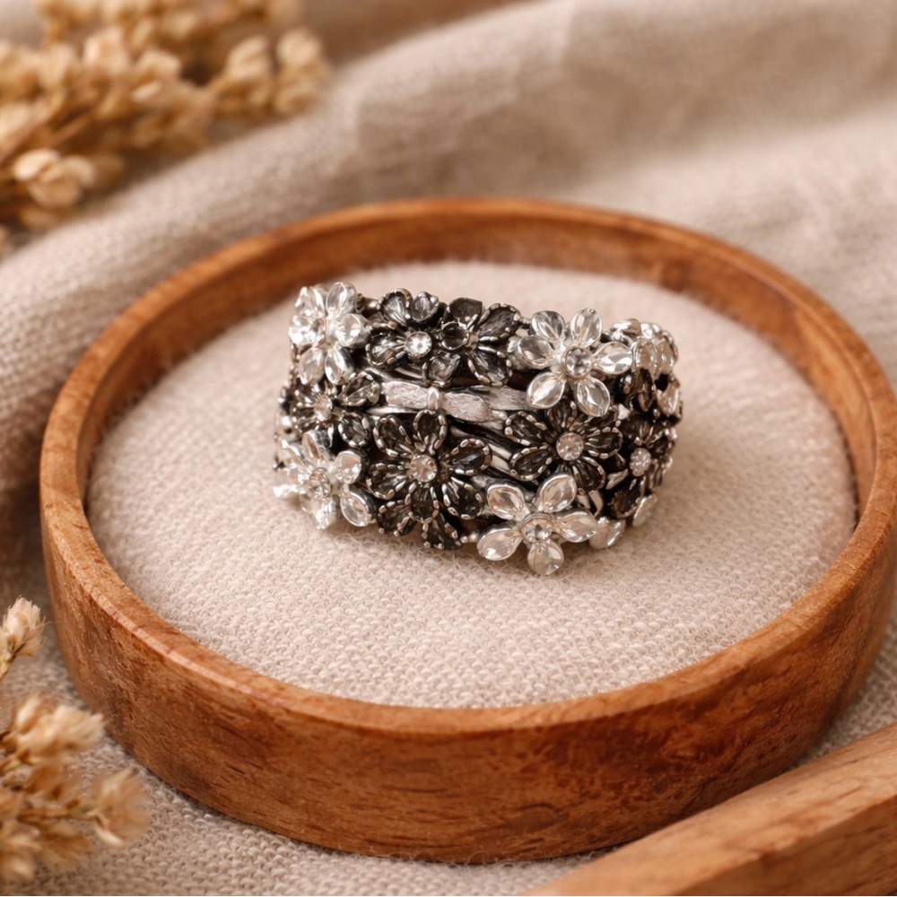 Vintage Floral Stretch Ring Silver & Gunmetal Crystal Flower Band